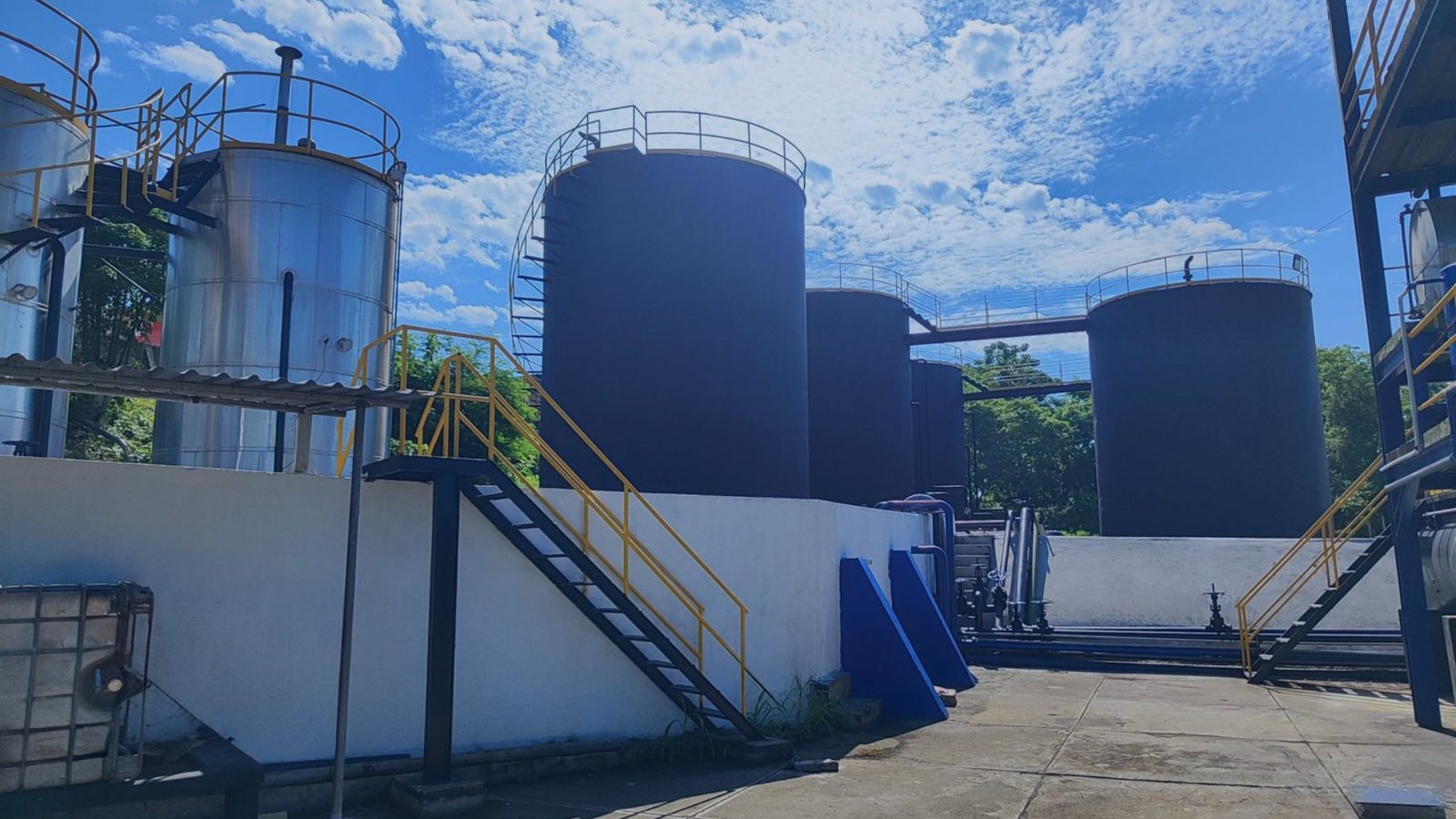 Tanques de almacenamiento industrial de Grupo Pelícano bajo un cielo despejado