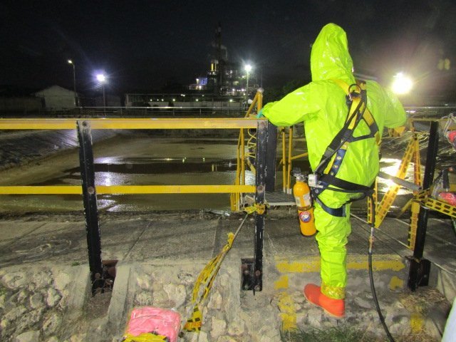 Técnico de Grupo Pelícano con traje de protección atendiendo una emergencia nocturna