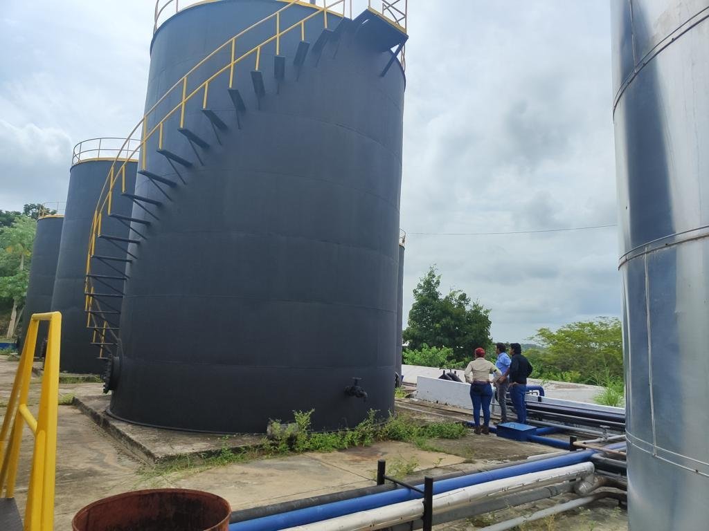 Tanques de almacenamiento en la planta de tratamiento de Grupo Pelícano