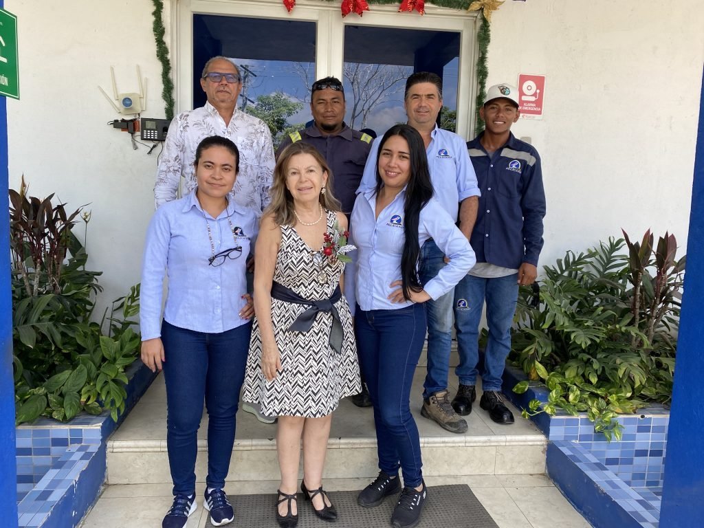 Equipo de Grupo Pelícano frente a sus instalaciones