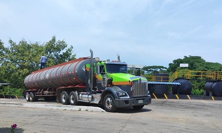 Camión cisterna de Grupo Pelícano para transporte de residuos